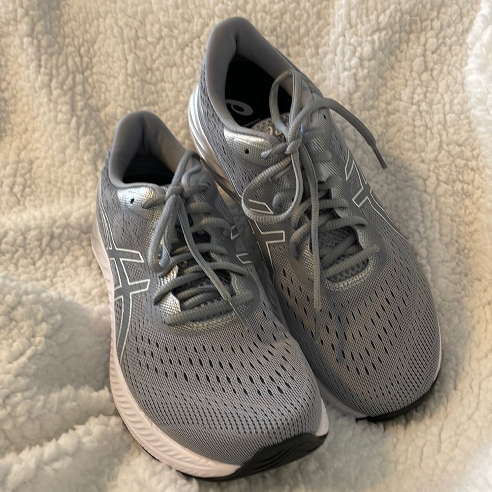 ASICS gel excite 8, size 9